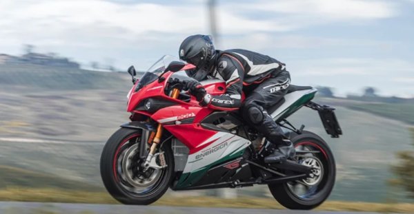 Изработен от Energica Motor Company, която гордо го провъзгласява за първия в света електрически италиански спортен мотоциклет, разрешен за движение по улиците. Машината променя играта за екологични и скоростни автомобили.

Ego се задвижва от здрав електродвигател, развиващ 149 к.с. и незабавен въртящ момент от 164 lb-ft. Точно така &mdash; &bdquo;мигновено&ldquo;, защото електрическите двигатели доставят пълна мощност веднага.

Това, което наистина се откроява, е авангардната технология на батериите на мотоциклета. Литиево-полимерната поддържа бързо зареждане и осигурява впечатляващ пробег с до 320 километра с едно зареждане. Естествено, при по-скоростно каране цифрите се променят.
